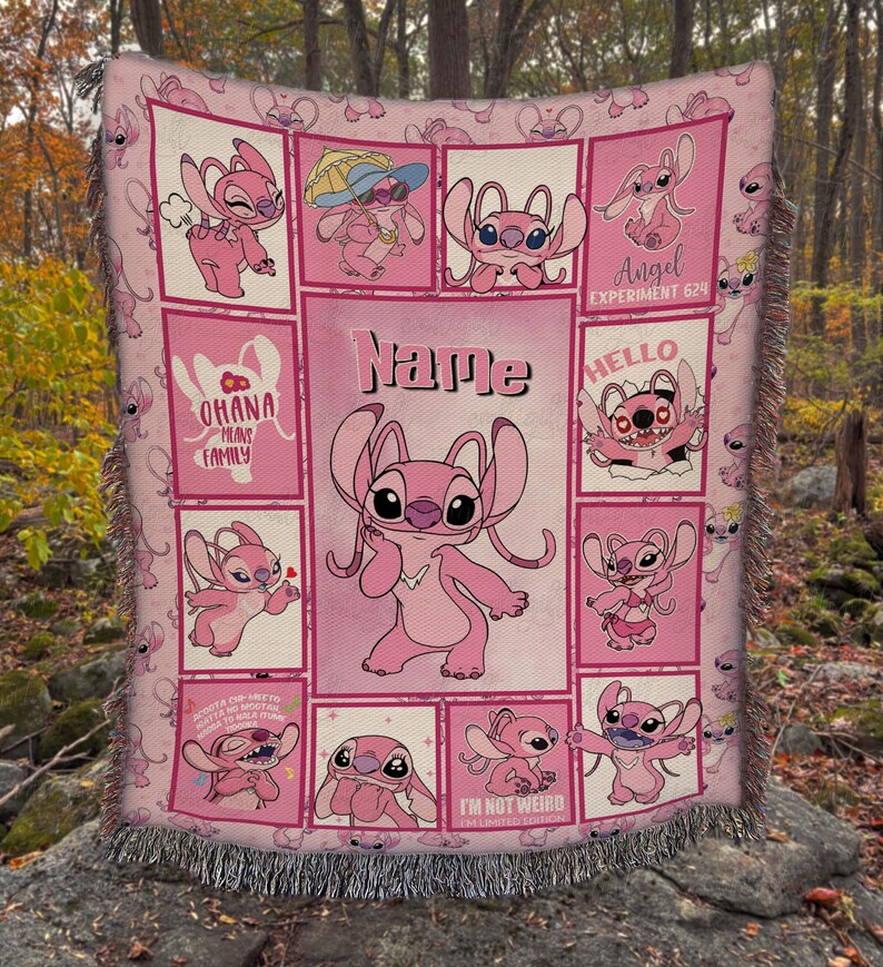 Op de afbeelding: Een roze geweven plaid met meerdere panelen van het personage Angel uit Lilo en Stitch. Het ontwerp bevat de tekst Name, Ohana means family, Angel Experiment 624, Hello en I'm not weird, I'm limited edition, met franjes aan de randen.