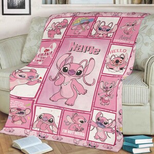 Op de afbeelding: Een roze fleece deken met een collage van het personage Angel uit Lilo en Stitch in verschillende houdingen. Het ontwerp bevat de tekst Name, Ohana means family, Angel Experiment 624, Hello en I'm not weird I'm limited edition.