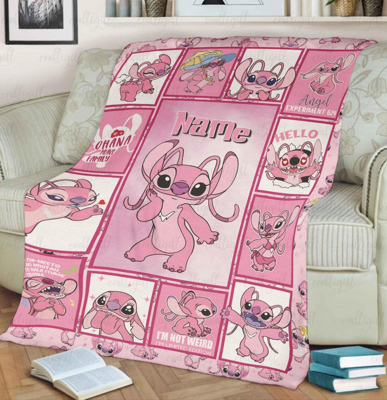 Op de afbeelding: Een roze fleece deken met een collage van het personage Angel uit Lilo en Stitch in verschillende houdingen. Het ontwerp bevat de tekst Name, Ohana means family, Angel Experiment 624, Hello en I'm not weird I'm limited edition.