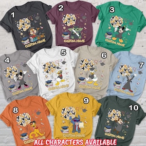 Puede incluir: Una colecci&oacute;n de diez camisetas coloridas, cada una con un personaje de dibujos animados diferente con dise&ntilde;os tem&aacute;ticos de graduaci&oacute;n. Las camisetas muestran personajes como Mickey Mouse, Donald Duck y Stitch, con el texto "CUSTOM NAME" debajo de cada personaje. La frase "ALL CHARACTERS AVAILABLE" est&aacute; en la parte inferior.