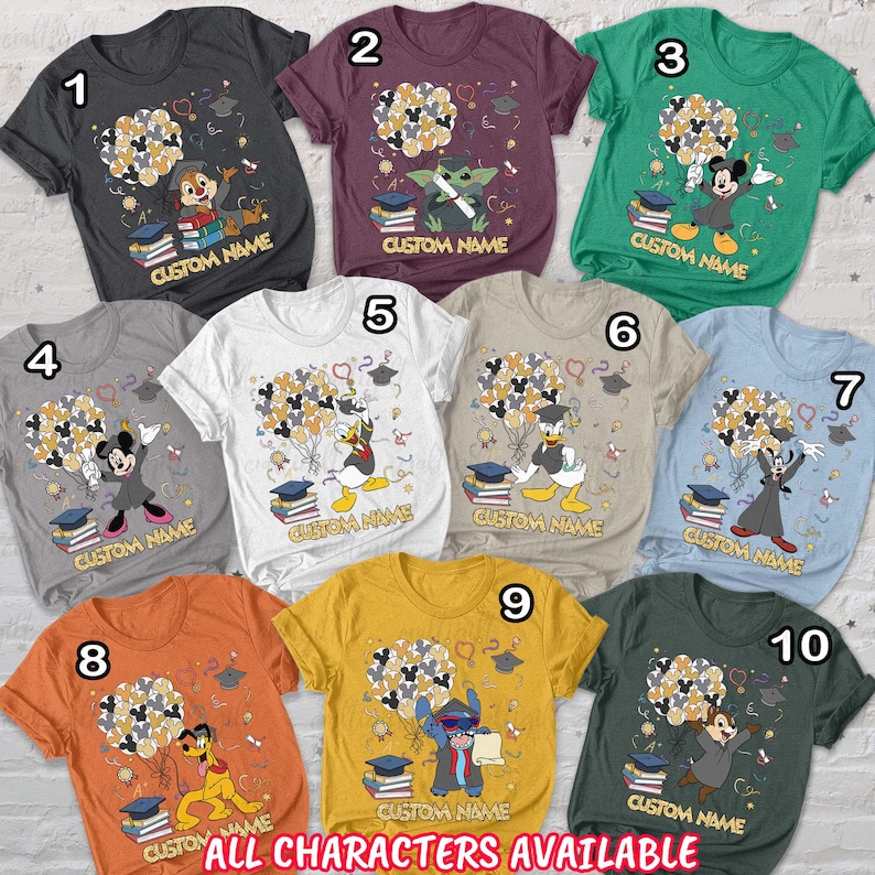 Puede incluir: Una colecci&oacute;n de diez camisetas coloridas, cada una con un personaje de dibujos animados diferente con dise&ntilde;os tem&aacute;ticos de graduaci&oacute;n. Las camisetas muestran personajes como Mickey Mouse, Donald Duck y Stitch, con el texto "CUSTOM NAME" debajo de cada personaje. La frase "ALL CHARACTERS AVAILABLE" est&aacute; en la parte inferior.