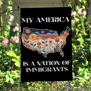Bandiera "America è la nazione degli immigrati", bandiera vintage floreale con mappa degli Stati Uniti, regalo per i diritti degli immigrati, bandiera anti-MAGA 86/47 Resist, FGB814