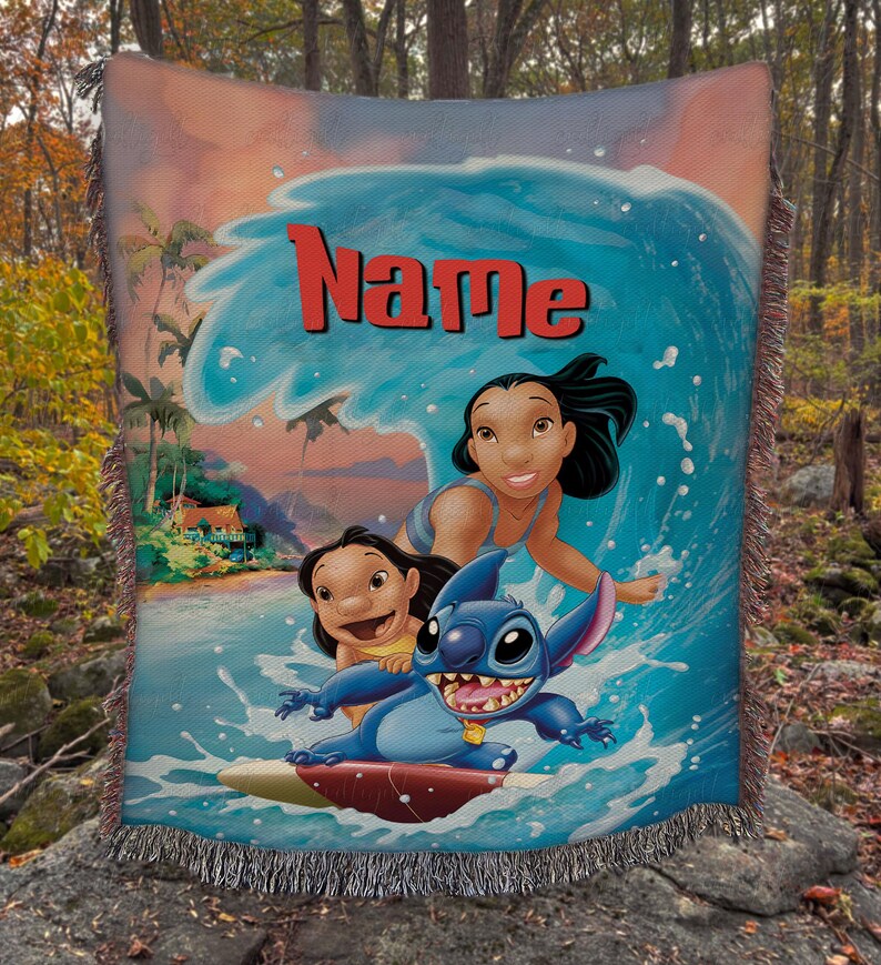 Puede incluir: Una manta tejida con una vibrante ilustraci&oacute;n de personajes surfeando una ola. El dise&ntilde;o incluye una ola azul, personajes y la palabra "Name" en rojo. La manta tiene un borde con flecos y una colorida escena tropical.