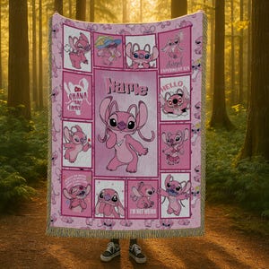 Op de afbeelding: Een roze geweven plaid met meerdere illustraties van het personage Angel uit Lilo en Stitch. Het midden toont het woord Name boven een grote afbeelding van Angel, met kleinere panelen die verschillende poses en de tekst Ohana means family tonen.