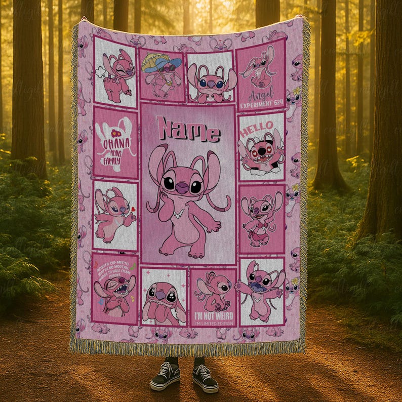 Op de afbeelding: Een roze geweven plaid met meerdere illustraties van het personage Angel uit Lilo en Stitch. Het midden toont het woord Name boven een grote afbeelding van Angel, met kleinere panelen die verschillende poses en de tekst Ohana means family tonen.