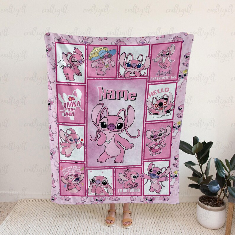 Op de afbeelding: Een roze fleece deken met meerdere panelen van het personage Angel uit Lilo en Stitch. Het ontwerp bevat de tekst Name, Ohana Means Family, Angel Experiment 624, Hello en I'm Not Weird, I'm Limited Edition op een zachtroze achtergrond.