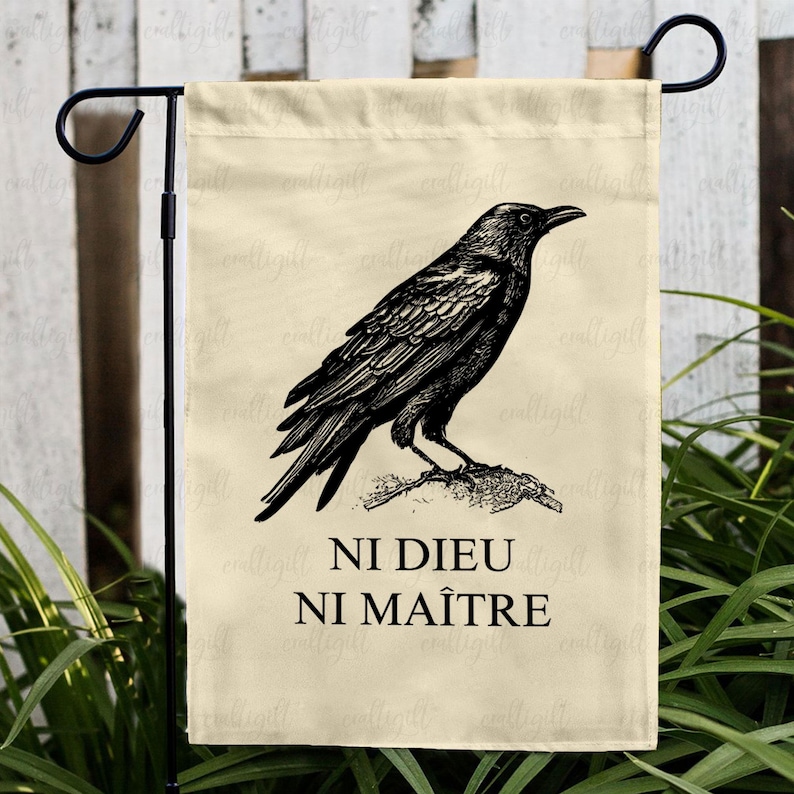 May include: A beige garden flag with a black crow illustration and the text "Ni Dieu Ni Ma&icirc;tre".