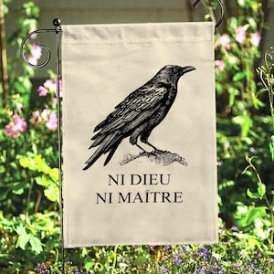May include: A black and white illustration of a crow perched on a branch with the text "Ni Dieu Ni Ma&icirc;tre" on a beige garden flag.