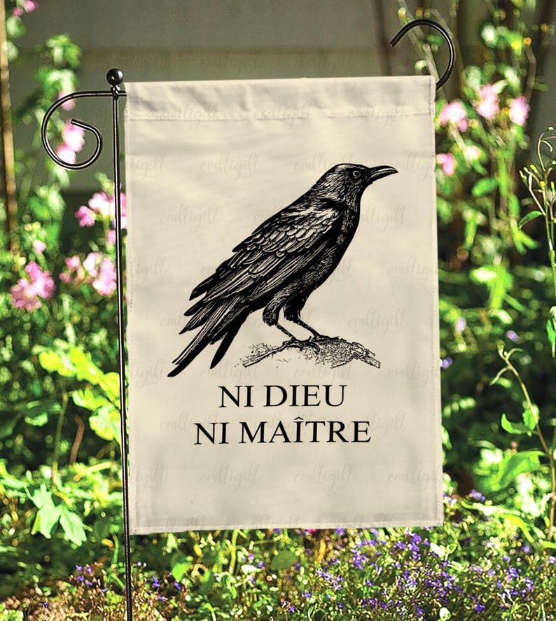 May include: A black and white illustration of a crow perched on a branch with the text "Ni Dieu Ni Ma&icirc;tre" on a beige garden flag.