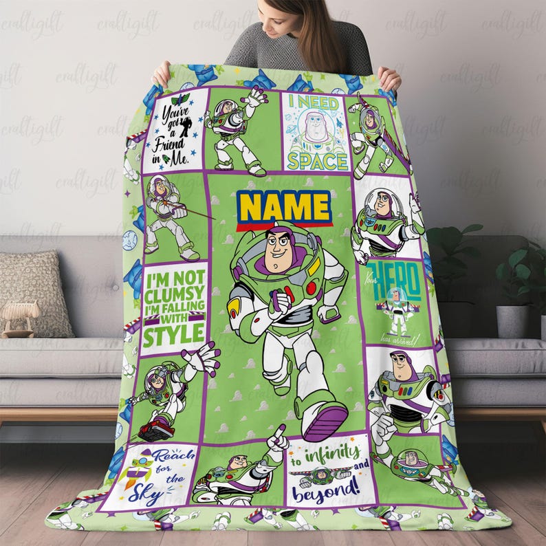 K&ouml;nnte beinhalten: Eine gr&uuml;ne Fleecedecke mit mehreren Feldern, die Buzz Lightyear aus Toy Story zeigen. Das Design enth&auml;lt die Texte "You've got a friend in me", "I need space", "I'm not clumsy I'm falling with style", "Reach for the sky" und "To infinity and beyond".