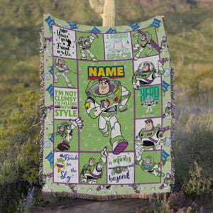 K&ouml;nnte beinhalten: Eine gr&uuml;ne Webdecke mit Buzz Lightyear in verschiedenen Posen und Texten wie You've got a Friend in Me, I NEED SPACE, I'M NOT CLUMSY I'M FALLING WITH STYLE, Reach for the sky und to infinity and beyond, mit einem zentralen Platzhalter f&uuml;r einen NAME.