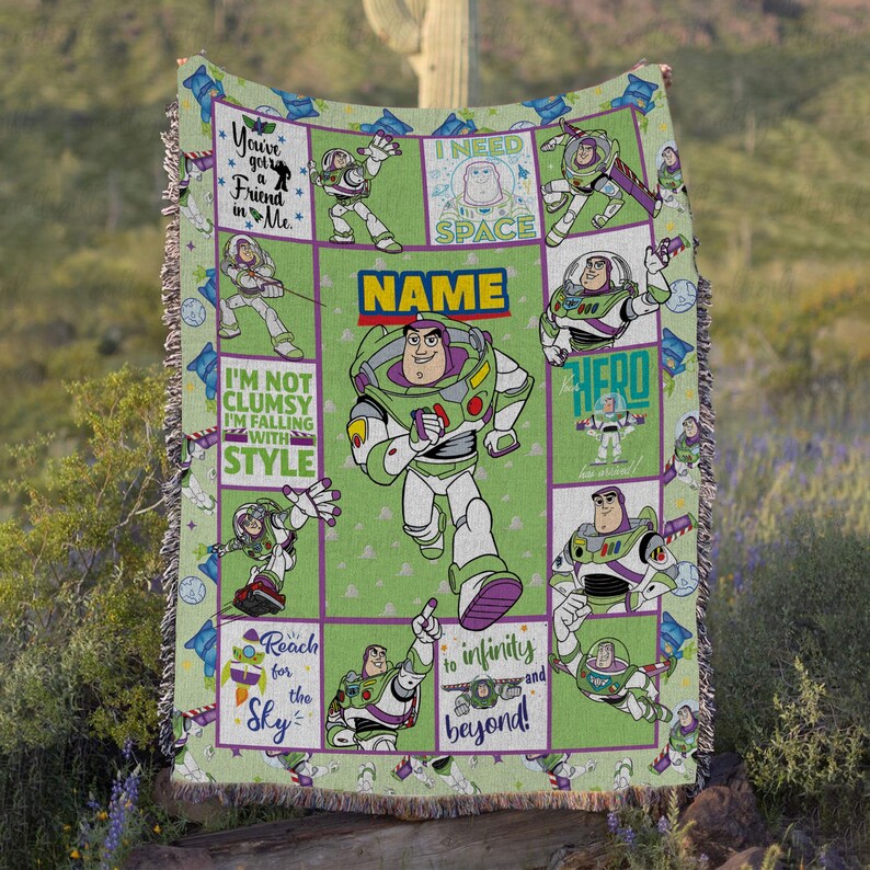 K&ouml;nnte beinhalten: Eine gr&uuml;ne Webdecke mit Buzz Lightyear in verschiedenen Posen und Texten wie You've got a Friend in Me, I NEED SPACE, I'M NOT CLUMSY I'M FALLING WITH STYLE, Reach for the sky und to infinity and beyond, mit einem zentralen Platzhalter f&uuml;r einen NAME.