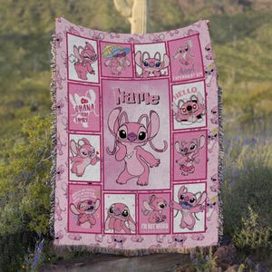 Op de afbeelding: Een roze geweven plaid met meerdere panelen van het personage Angel uit Lilo en Stitch. Het middelste paneel toont een grote Angel-afbeelding met de tekst Name erboven. Andere panelen bevatten teksten zoals Ohana Means Family, Hello en I'm Not Weird.
