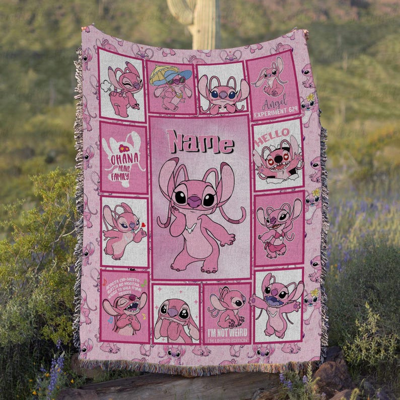 Op de afbeelding: Een roze geweven plaid met meerdere panelen van het personage Angel uit Lilo en Stitch. Het middelste paneel toont een grote Angel-afbeelding met de tekst Name erboven. Andere panelen bevatten teksten zoals Ohana Means Family, Hello en I'm Not Weird.