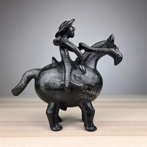 Práxedes Caro Antigüeno – figura de cerámica Quinchamalí firmada, procedente de Greda Negra, Chile. Arte popular, pieza única hecha a mano de mediados de siglo para coleccionistas.