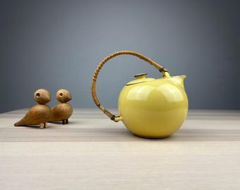 KMK Kupfermühle “Siena” theepot – Siegfried Möller 1950 – Geel keramiek uit het midden van de 20e eeuw – Vintage theepot met rotan handvat – Designklassieker
