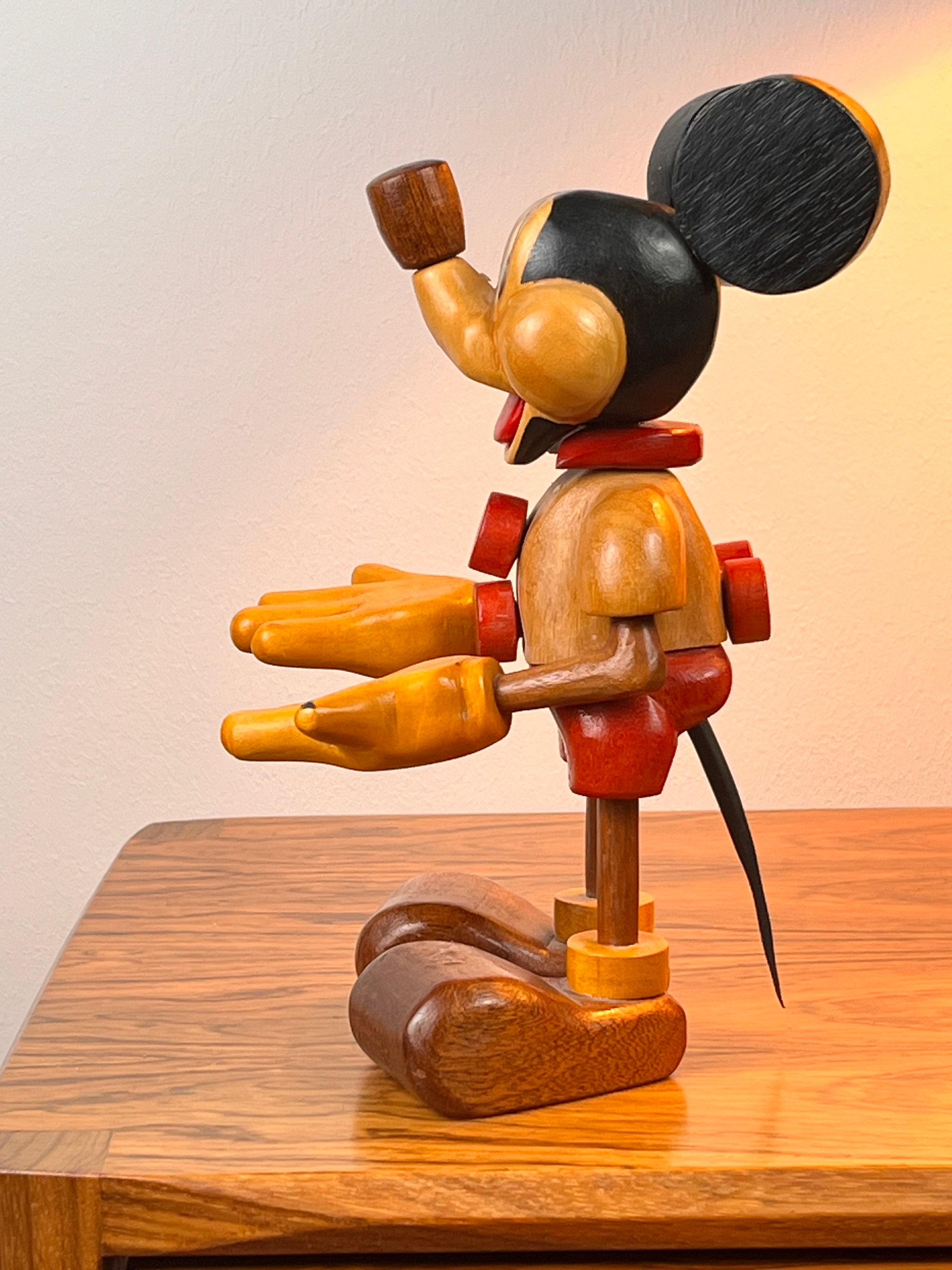 ミッキーマウスの置物 - ヴィンテージの手彫りのディズニーの置物