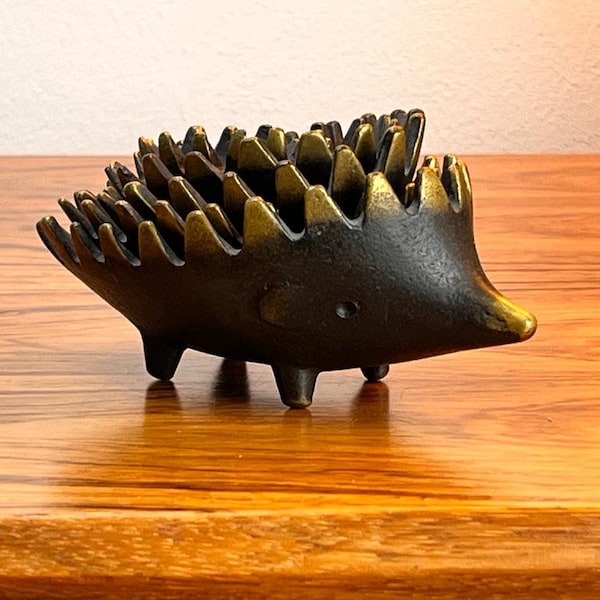 Walter Bosse  I   Stapelbare Aschenbecher aus Bronze - Hedgehog für Herta Baller, Österreich, 1950er Jahre (5 teilig) Brass Ashtrays