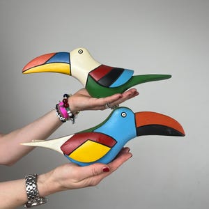 Handbemalte Tukan Figuren aus Balsaholz – farbenfrohe Deko Vögel im geometrischen Design – modernes Folk Art Set, Holzskulpturen, Vintage