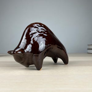 Polsk keramiktjur – Handgjord vintagefigur, mörk glasyr, 1960–80-tal, Bolesławiec/Cepelia-stil, modern stil från mitten av århundradet