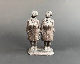 Old bronze figure / sculpture - two women twins - signed Th. R. (22 cm) - 1.7 kg