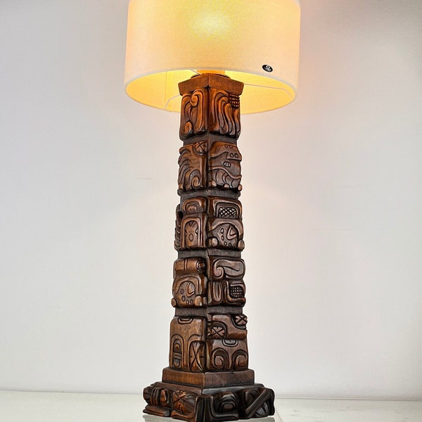 Temde handgesneden brutalistische vintage houten tafellamp, 1960, Honduras mahonie Maya totemlamp