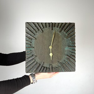 Junghans Design Wanduhr – 30 cm 3,8 kg Brutalismus / Strukturmetall, Vintage Uhr Metall Mid Century Modern - Cast Iron Wall Clock - Bauhaus