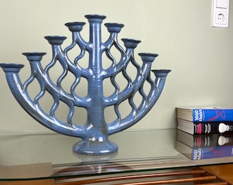 Candelabro de cerámica grande “Cascada” – 4,2 kg – 53 cm de ancho – cerámica artística vintage hecha a mano, esmaltada en azul, elemento decorativo llamativo.