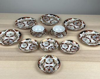 Vintage japanskt porslinsset i Kutani-stil – handmålat, gulddekoration, figurer och landskap, 12-delat te- och tallriksset