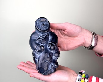イヌイットのソープストーン彫刻：魚を持った漁師の手彫り - Etsy 日本