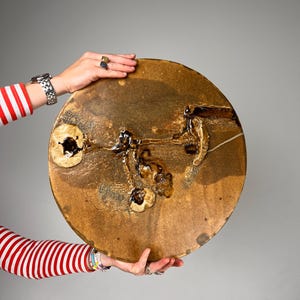 Stor keramiktallrik från mitten av århundradet – 45 cm – 5,5 kg – Studiokeramik – Vintage väggföremål