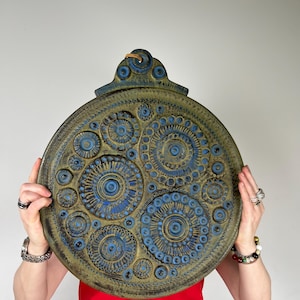 Ceramano “Antiqua” wall ceramic – large wall relief Ø 42 cm – Mid-Century German Art Pottery – Handmade – Vintage Studio Ceramic