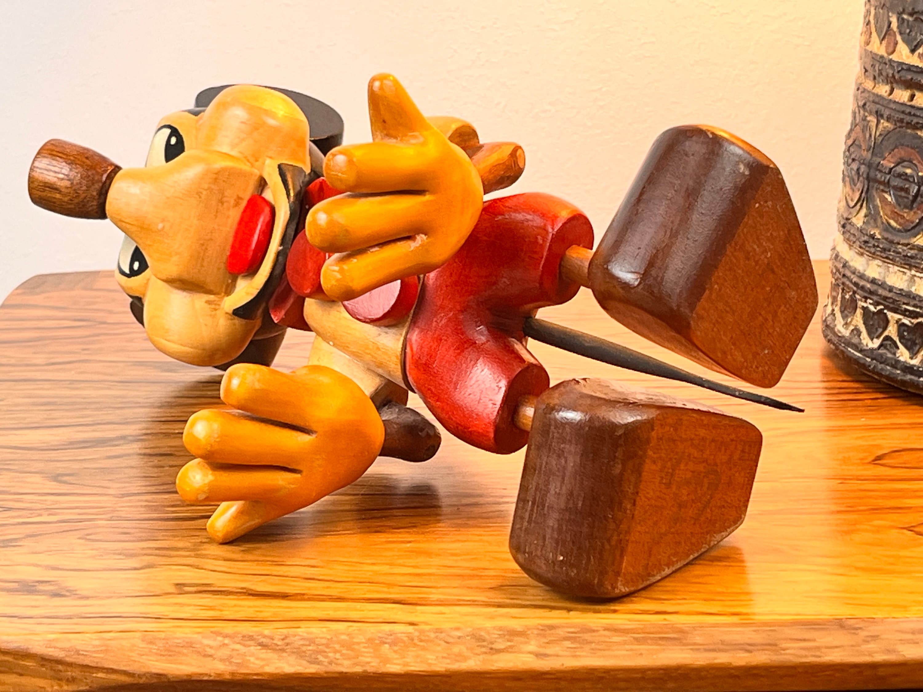 ミッキーマウスの置物 - ヴィンテージの手彫りのディズニーの置物