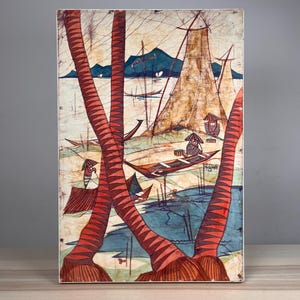 Può includere: Un'opera d'arte murale rettangolare in batik che raffigura una scena costiera con due prominenti tronchi di palma rossi e strutturati in primo piano. Lo sfondo mostra un mare blu calmo, piccole barche, una grande rete e montagne.