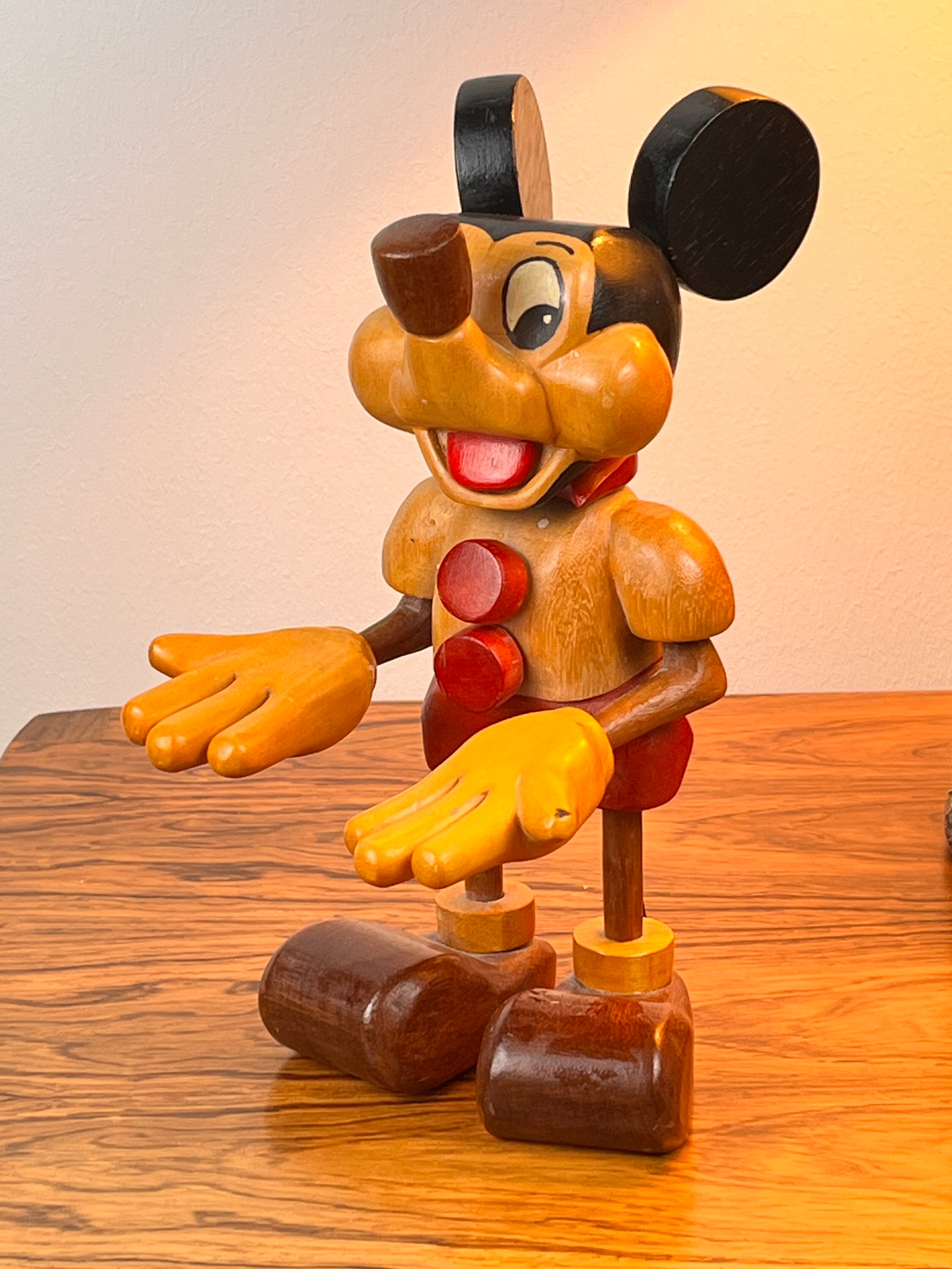 ミッキーマウスの置物 - ヴィンテージの手彫りのディズニーの置物