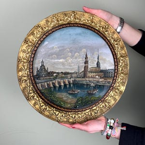 Könnte beinhalten: Rustikales Holzschild mit dem Text "Welcome to our home" in weißer Schrift. Das Schild hat eine Used-Optik und ein schlichtes, einladendes Design, ideal für die Eingangsbereichsdekoration.