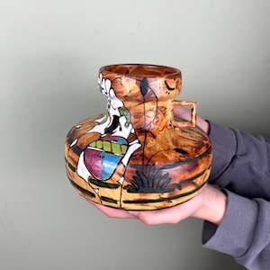 Handbemalter mediterraner Keramik‑Krug, signiert „Sophia“, farbenfrohe Figurendekoration, Vintage Studio Pottery, dekorative Vase Lav a Mano