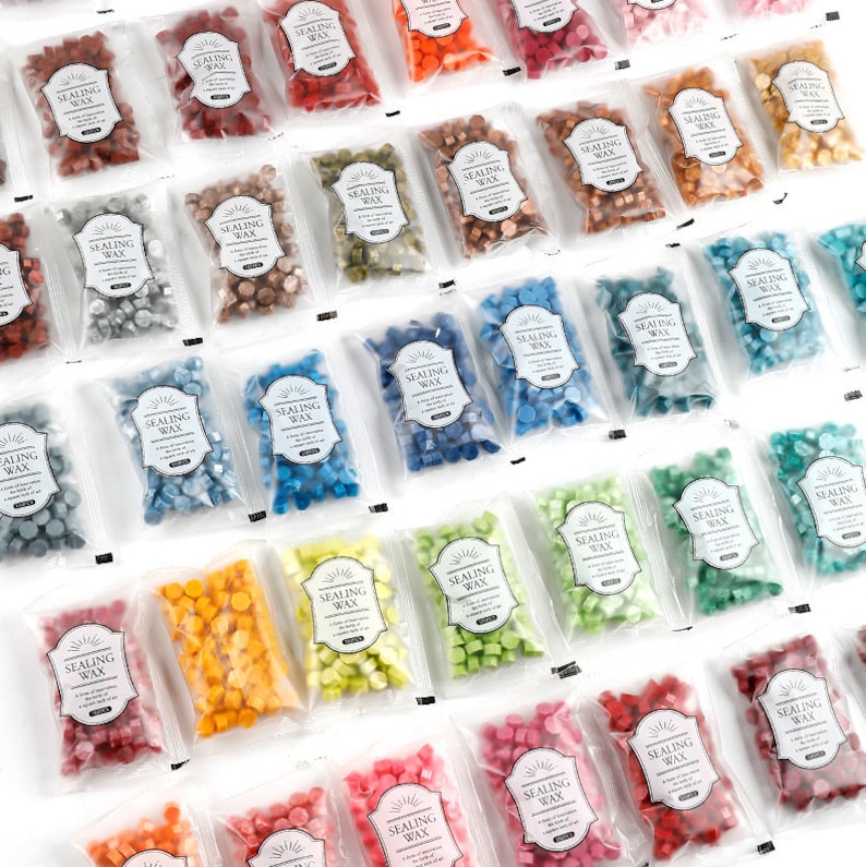 K&ouml;nnte beinhalten: Sortiment kleiner Beutel gef&uuml;llt mit bunten Wachsperlen, beschriftet mit "Sealing Wax".