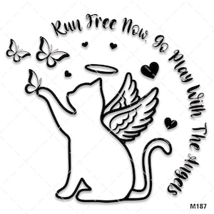 Könnte beinhalten: Schwarz-weiß-Linienzeichnung eines Katers mit Engelsflügeln und Heiligenschein. Der Kater streckt seine Pfote zu einem Schmetterling aus. Der Text "Run Free Now, Go Play With The Angels" befindet sich in einem Kreis um den Kater.
