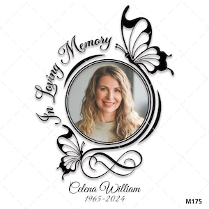 Puede incluir: Imagen conmemorativa en blanco y negro con una foto de una mujer en un círculo rodeado de mariposas y el texto "In Loving Memory" y "Celena William 1965-2024".