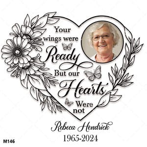 Puede incluir: Un diseño conmemorativo en forma de corazón con una foto de una mujer, rodeado de ilustraciones florales y de hojas. El texto dice: "Tus alas estaban listas pero nuestros corazones no". Incluye el nombre Rebecca Hendrick y las fechas 1965-2024.