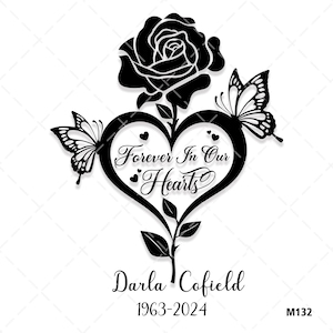 Für immer in unseren Herzen SVG PNG Eine Rose, deren Zweig in der Form eines Herzens ist und auf der Schmetterlinge sitzen Gedenkgeschenk Bearbeitbar Name Datum
