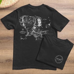Camiseta con el mapa de la Tierra Media - Camiseta de fan de Tolkien - Regalo personalizado de ESDLA - Camiseta con el mapa de letras élficas - Merchandising de El Hobbit y El Señor de los Anillos
