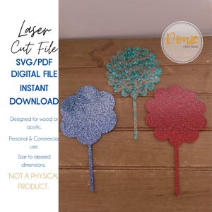 Pode incluir: Três formas de flores cortadas a laser com glitter sobre uma superfície de madeira. As flores são azuis, vermelhas e azul-turquesa. O texto "Laser Cut File SVG/PDF DIGITAL FILE INSTANT DOWNLOAD" está no lado esquerdo da imagem. O texto "Donz CREATIONZ" está no lado direito da imagem.