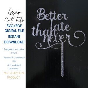 以下が含まれることがあります： 「Better late than never」という言葉がエレガントな筆記体で書かれた、キラキラ光るシルバーのケーキトッパー。ケーキに挿入するための茎が含まれています。画像には「Laser Cut File」と「Digital File」というテキストも含まれています。