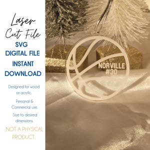 以下が含まれることがあります： 白いバスケットボールのオーナメント。白いアウトラインと青い文字で「NORVILLE #30」と書かれています。