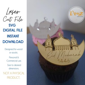 Peut inclure: Téléchargement numérique d'un fichier de découpe laser pour un topper de cupcake représentant un croissant de lune doré avec une mosquée et le texte "Eid Mubarak 1446".