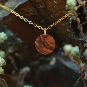 Fine gold necklace with olive wood plate pendant