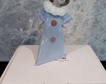 Nao by Lladro - Standing Pierrot 2031.- Boxed. Fine Spanish Porcelain. Ideal gift. Vintage Collectable.