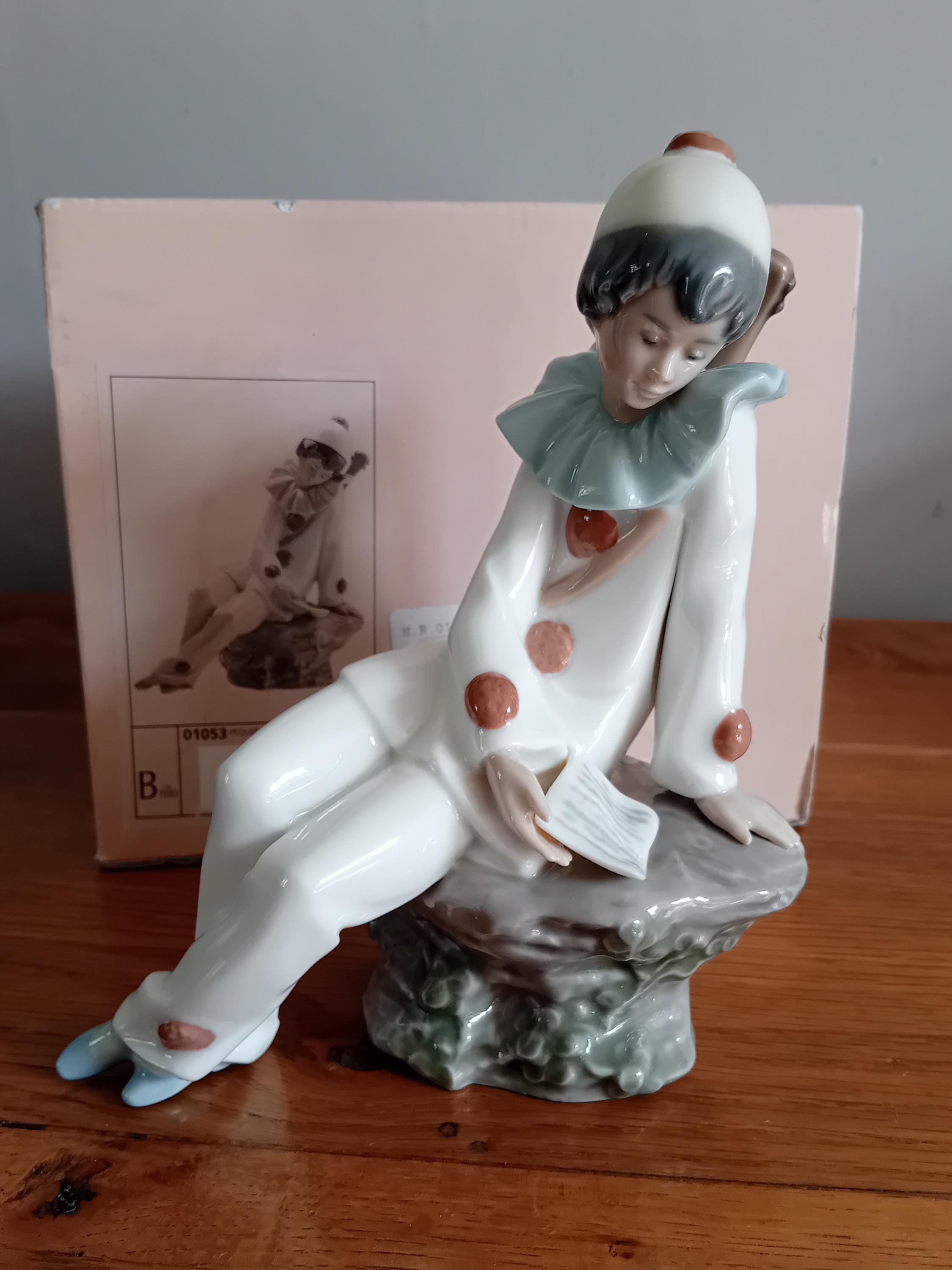 Nao by Lladro - Pequeno Pierrot Lector - Little Pierott Reader